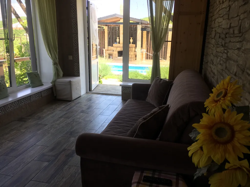 Вилла с бассейном и видом на озеро