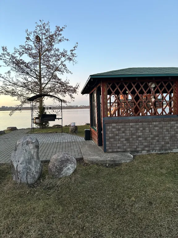 Усадьба Новятка на берегу озера