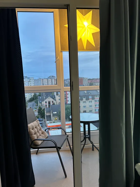 Студия с видом на город