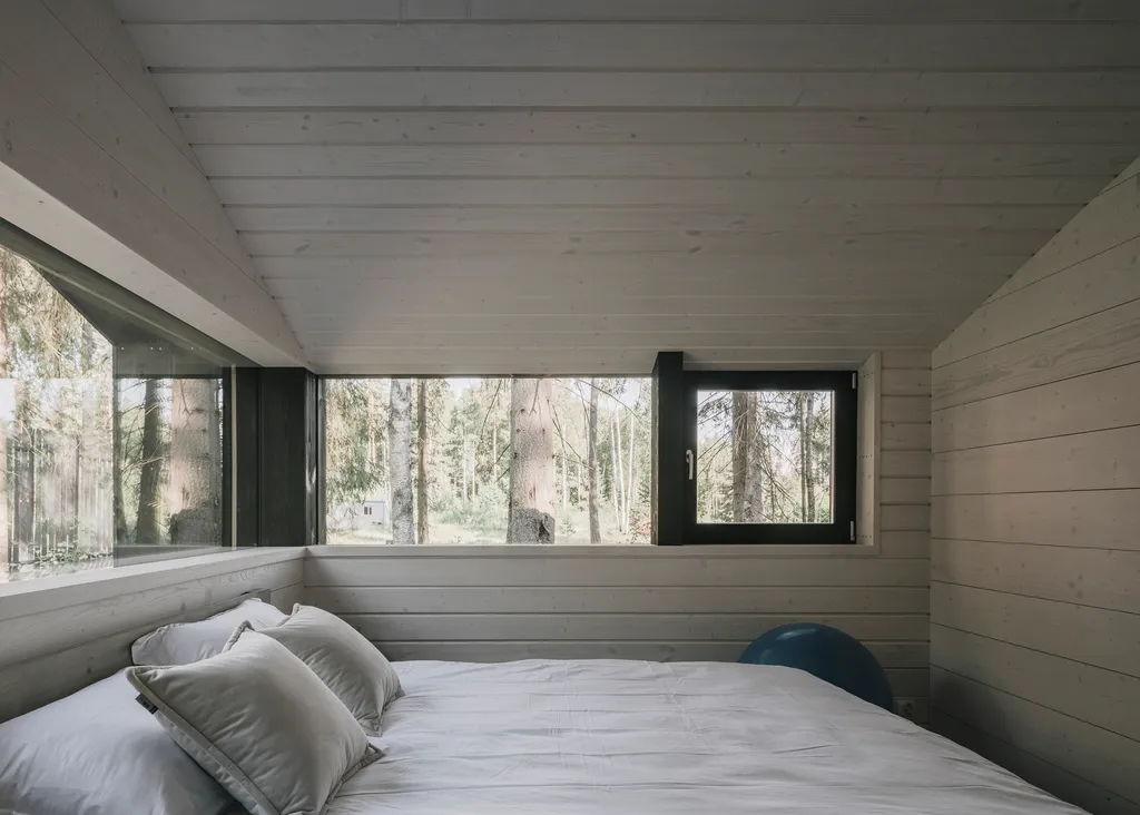 Загородный дом с террасой, баней и видом на лес