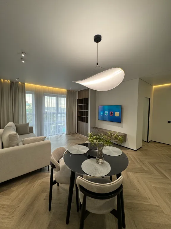 Дизайнерский ремонт с красивым вид из окна