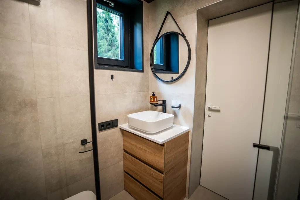 Наедине - дом в лесу