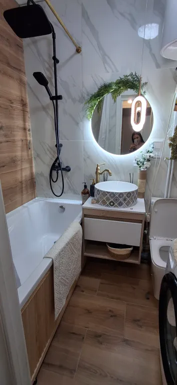 Квартира с подвесными креслами из ротанга на панорамной лоджии