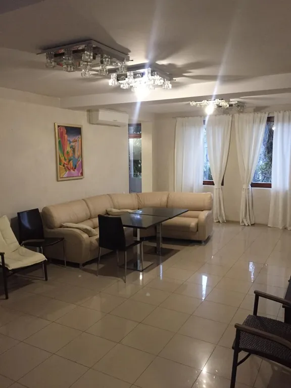 Вилла с бассейном на холме