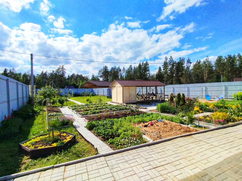 Двухэтажный домик в тихой деревне вблизи леса и озера, сауна в доме, сад