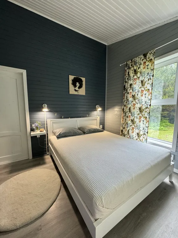 Большой дом среди сосен