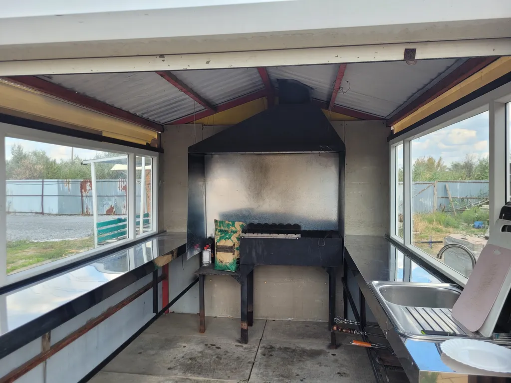 Дом на пляже озера