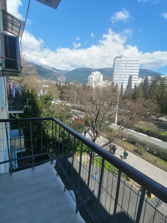 Двухкомнатная квартира с отдельными спальнями, балконом в центре