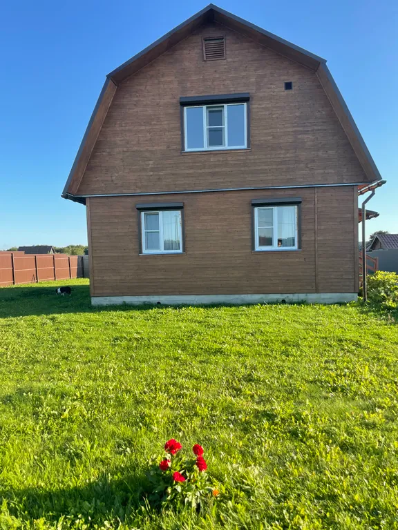 Уютный деревянный дом в тихой деревне