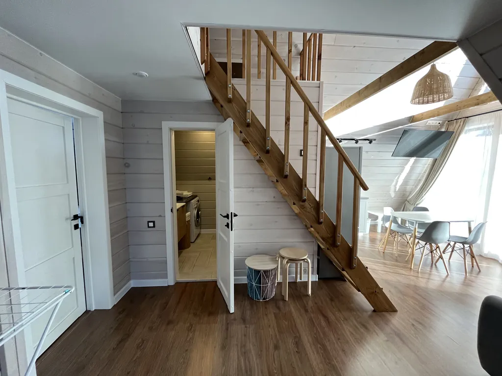 Уютный треугольный домик в лесу