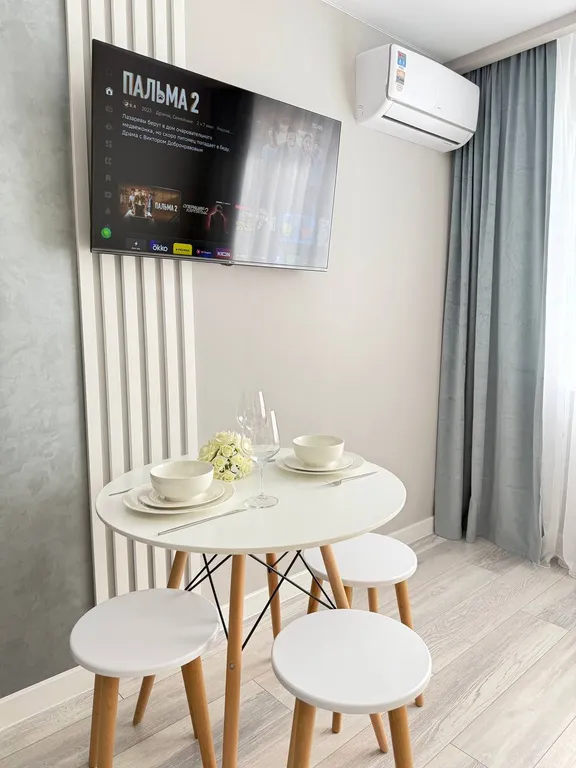 Студия с панорамными окнами и атмосферным видом