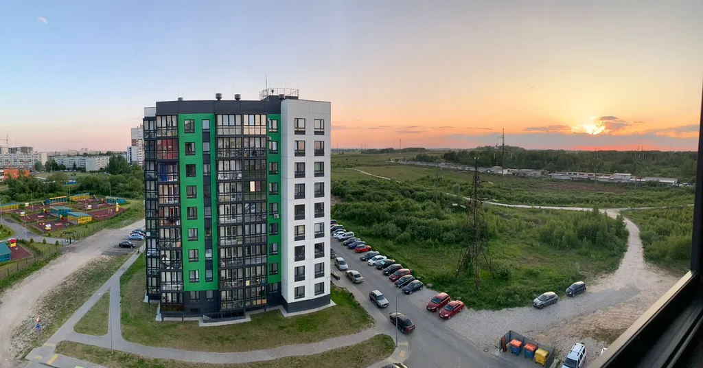 Студия с видом на поля и оранжевый закат