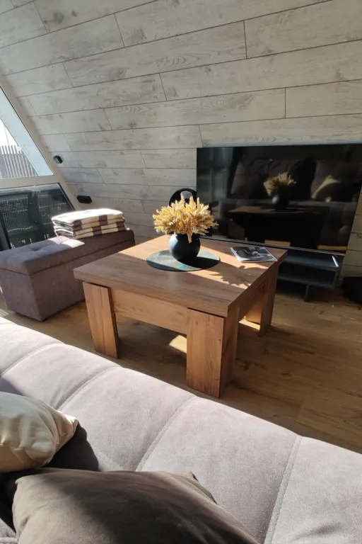 Панорамный домик с теплым бассейном в пяти минутах ходьбы от города