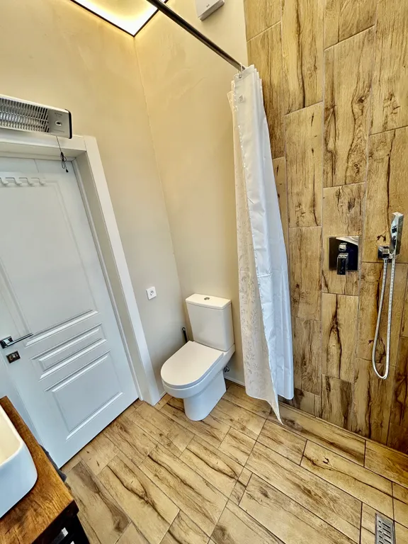 Дом с чаном на берегу реки