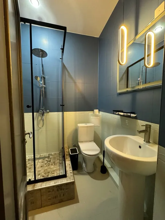 Люкс с панорамными окнами и видом на горы и лес