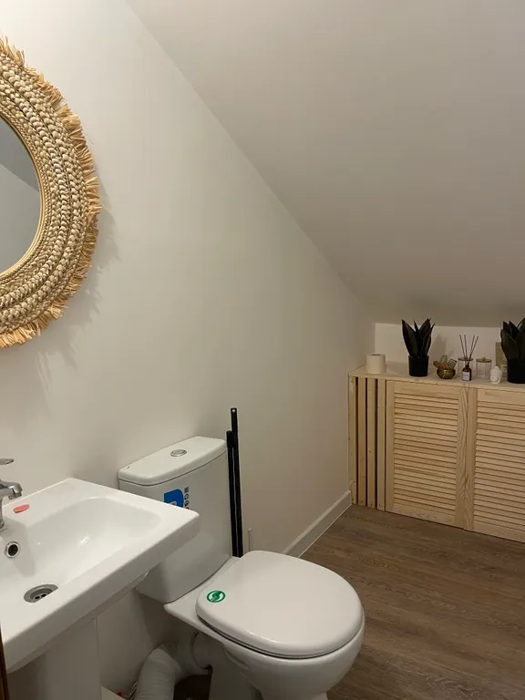 Дом рядом с лесом и прудом