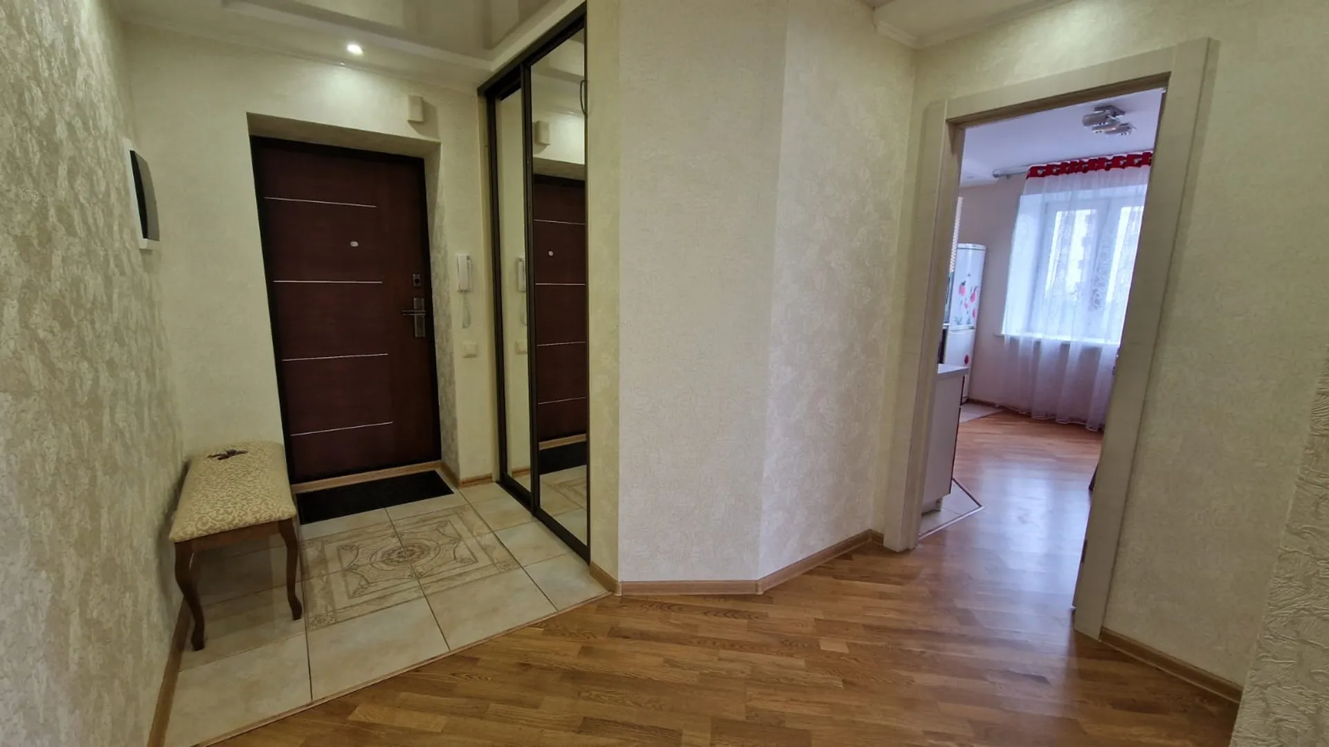 Входная дверь и справа за зеркалом небольшой гардероб 