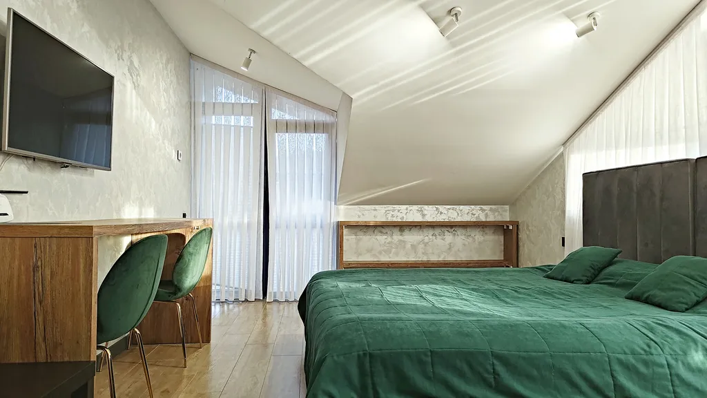 Уютная студия, два балкона, ванна, вид на горы, центр, все для отдыха