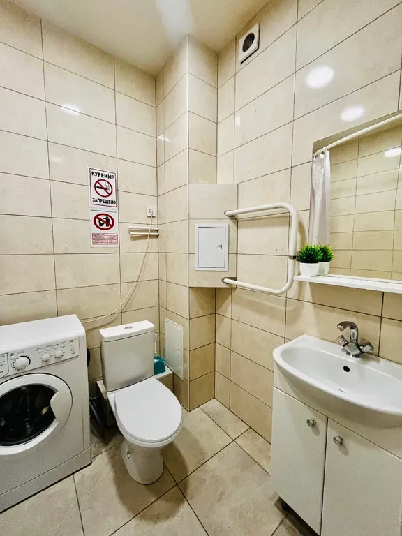 Однокомнатная квартира с диваном и тв на кухне