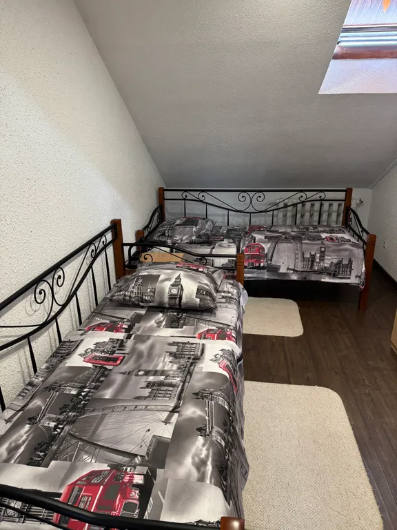 On two levels with two bathrooms