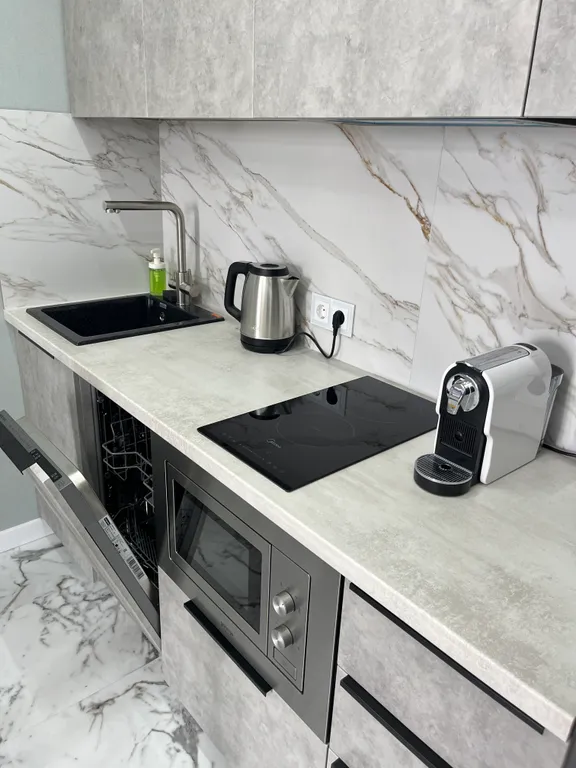 У ресторана! 14-й этаж и с видом на город.