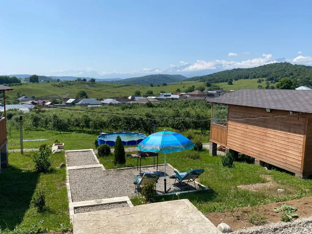 Домик с видом на лес и горы