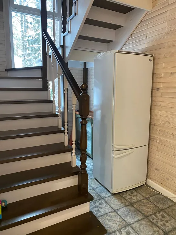 Домик в лесу на берегу озера