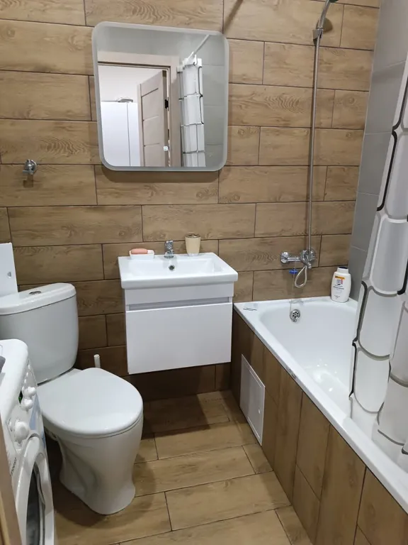 Уютная, чистая студия с красивым видом из окна