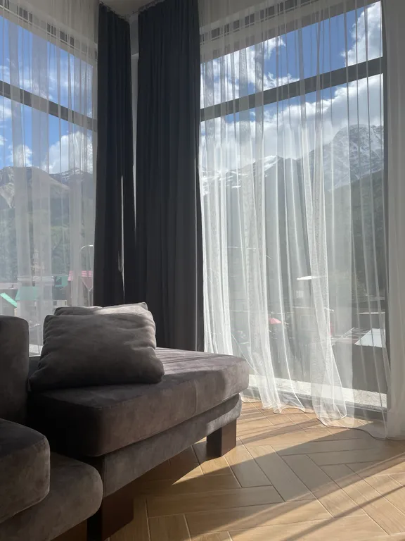 Новый коттедж с витражными окнами в центре