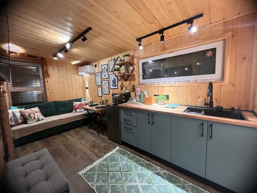 Атмосферный дом в соснах