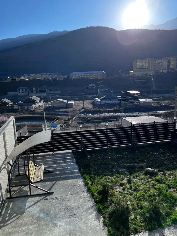 Красивый дом с видом на горы и реку