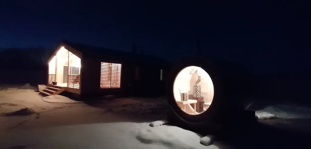 Дом с панорамными окнами на участке 10 соток