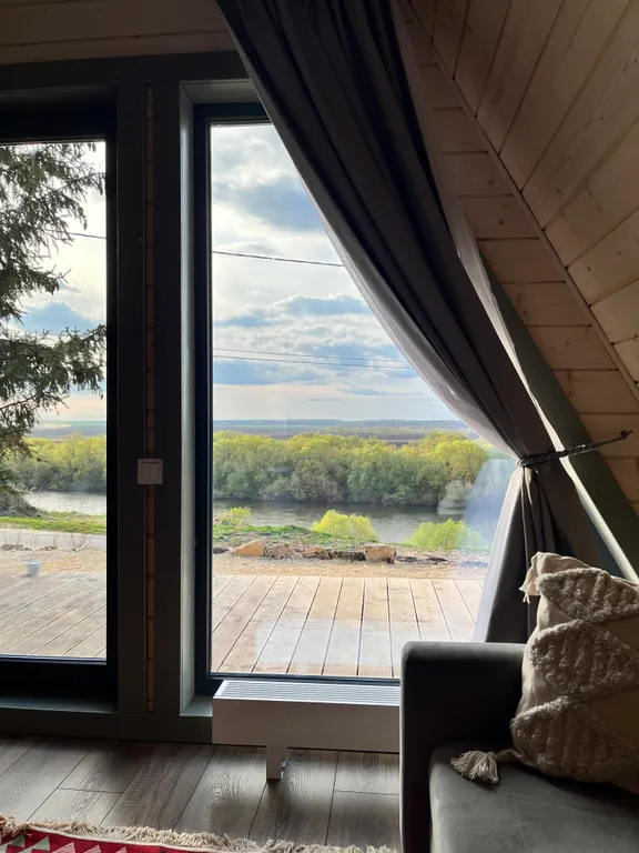 Уютный афрейм с горячей купелью на берегу реки Дон