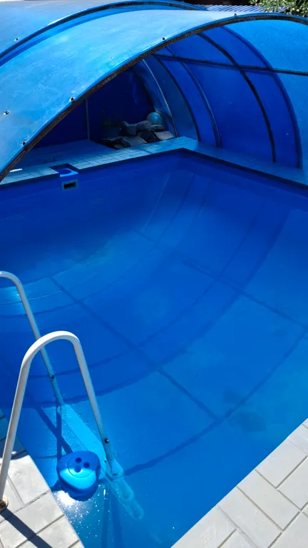 Дом-шалаш на территории частного домовладения