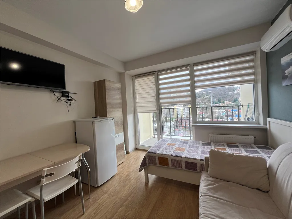 Трехместная студия у моря с видом на горы