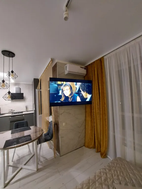 Студия Золотая карта с видом на сквер