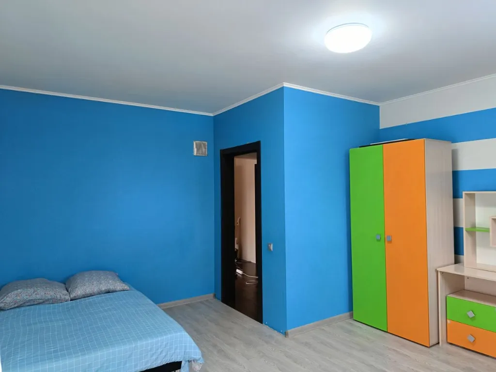 Коттедж с французскими окнами на участке с соснами и берёзами