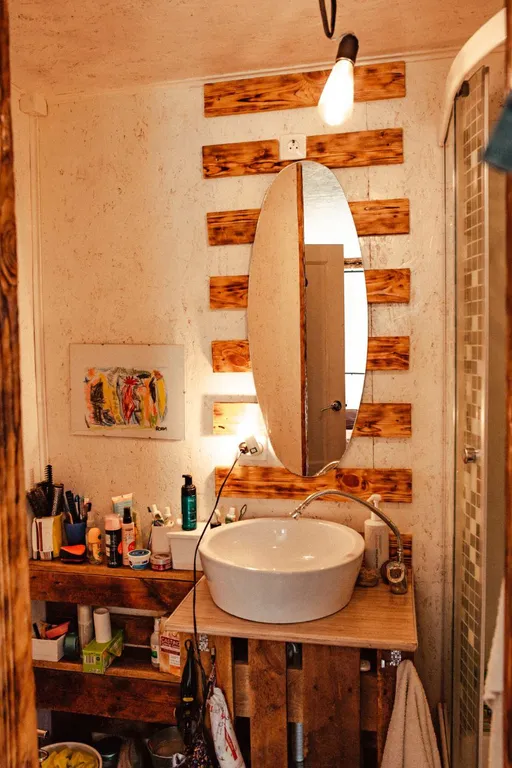 Уютная комната глэмпинг на творческой даче из морских контейнеров