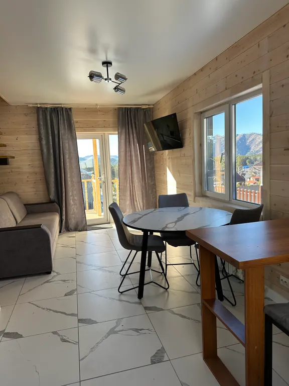 Двухэтажный дом с видом на горы