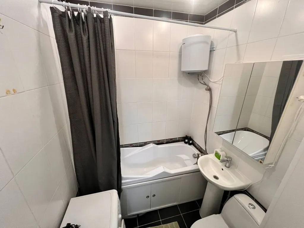 Квартира Уютная светлая студия, центр, ТЦ Вояж, парковка, кафе, аквапарк источник — Тюмень