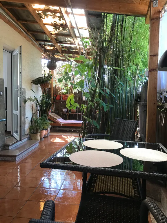 Номер с уютным двориком