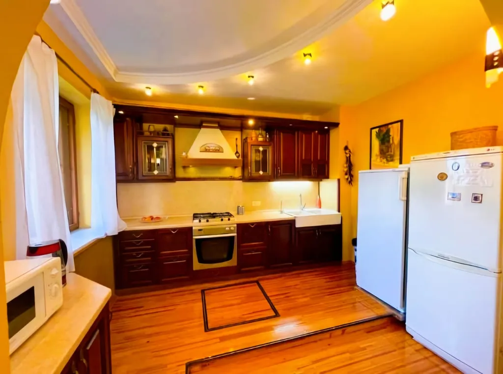 Дом в деревне с баней и камином