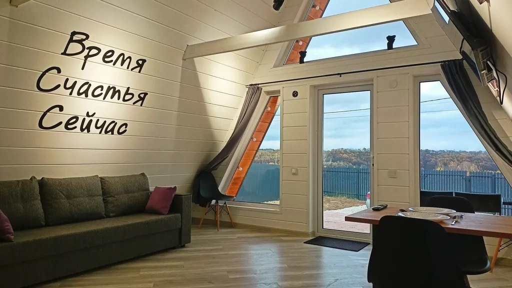 Стильный дом рядом с лесом