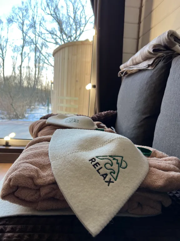 Коттедж Уютный домик с камином и кедровой бочкой на берегу озера — Лобня