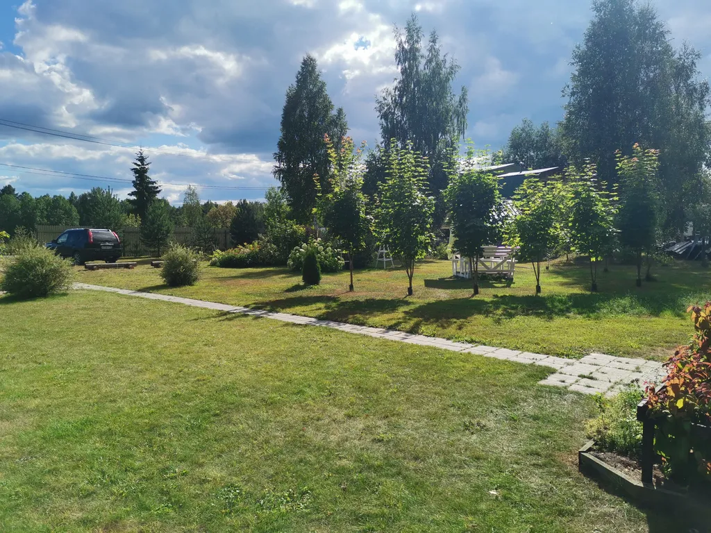 Дом с садом между лесом и рекой