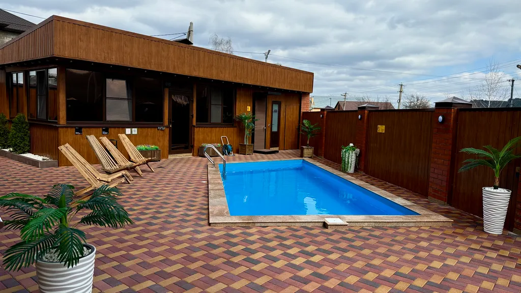 Дом с бассейном и баней