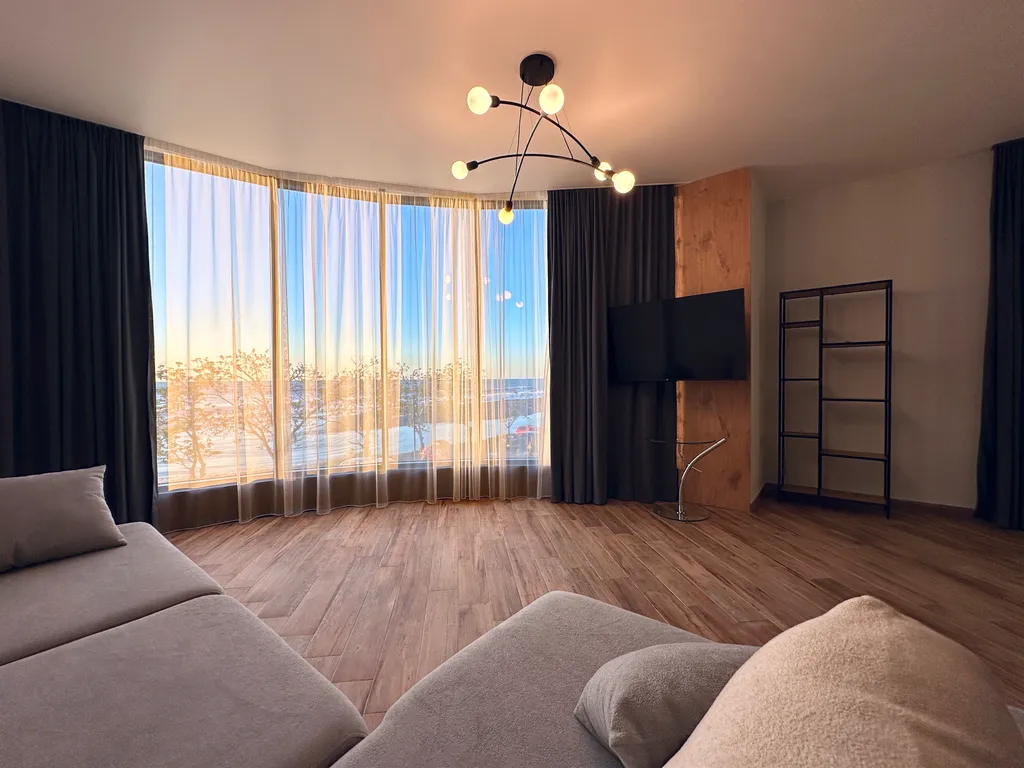 Просторный партамент с отдельной спальней  Шикарный вид на море