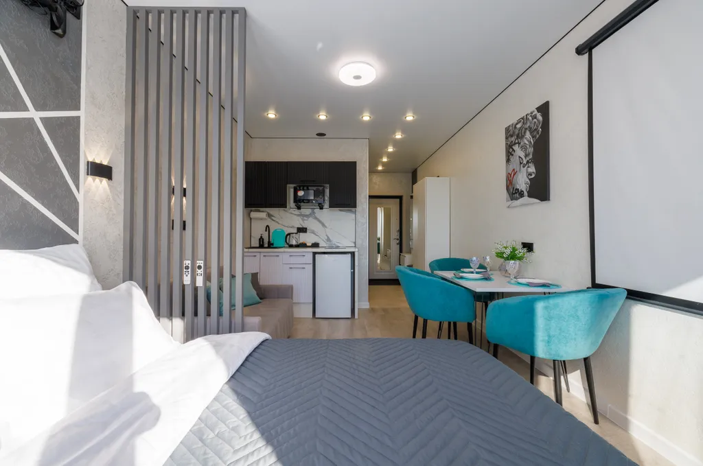 Уютная кино-студия с проектором и большой ванной