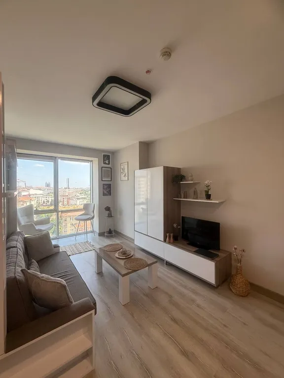 Studio apt with pool and gym near metrobus station