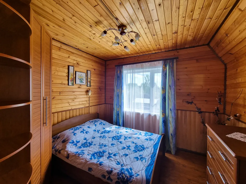 Дом с детской площадкой и видом на озеро